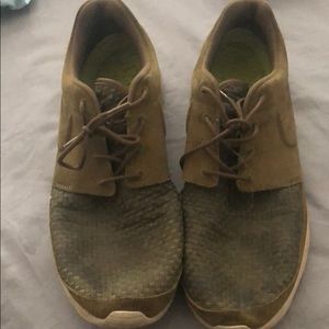 Hunter Green Roshe runs